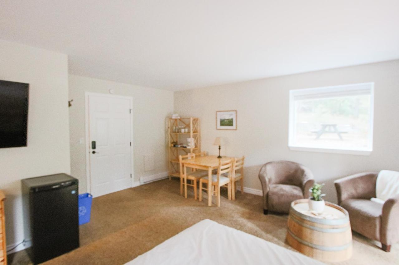 The Inn At The Ninth Hole Bed & Breakfast Salmon Arm Exterior photo