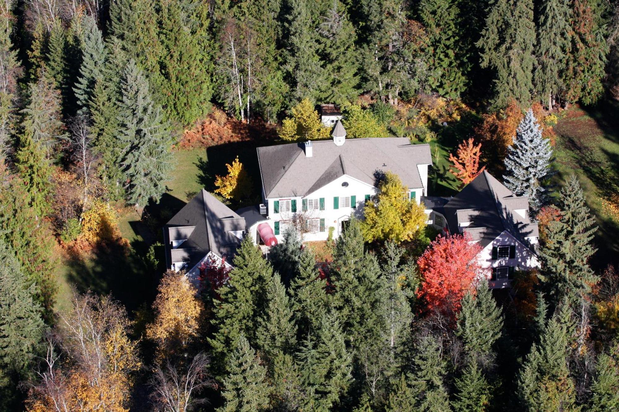 The Inn At The Ninth Hole Bed & Breakfast Salmon Arm Exterior photo