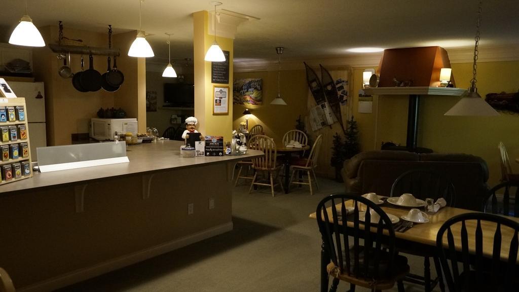 The Inn At The Ninth Hole Bed & Breakfast Salmon Arm Exterior photo