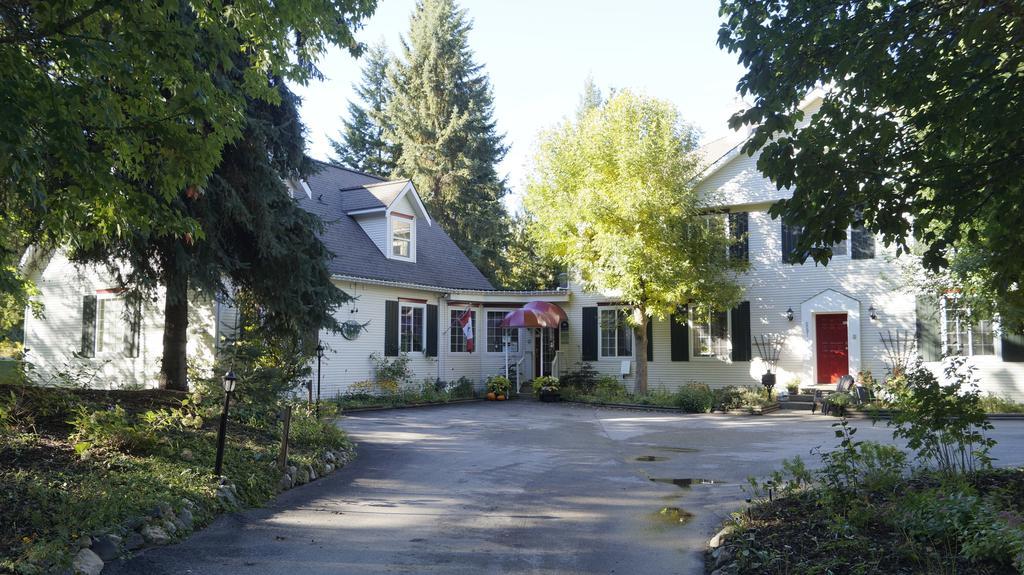 The Inn At The Ninth Hole Bed & Breakfast Salmon Arm Exterior photo