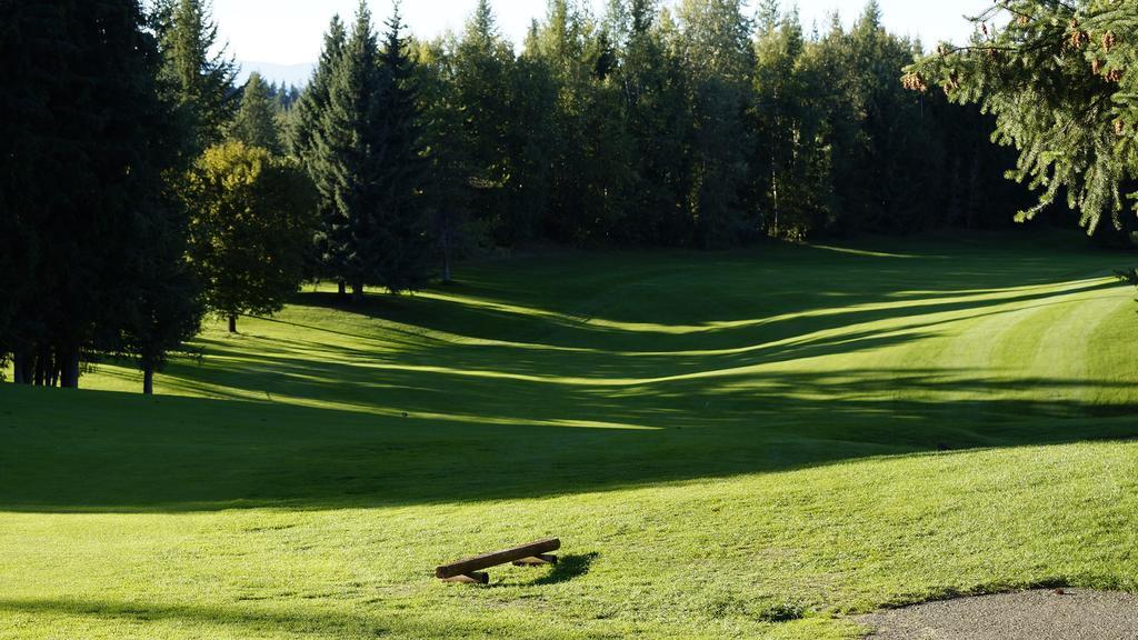 The Inn At The Ninth Hole Bed & Breakfast Salmon Arm Exterior photo