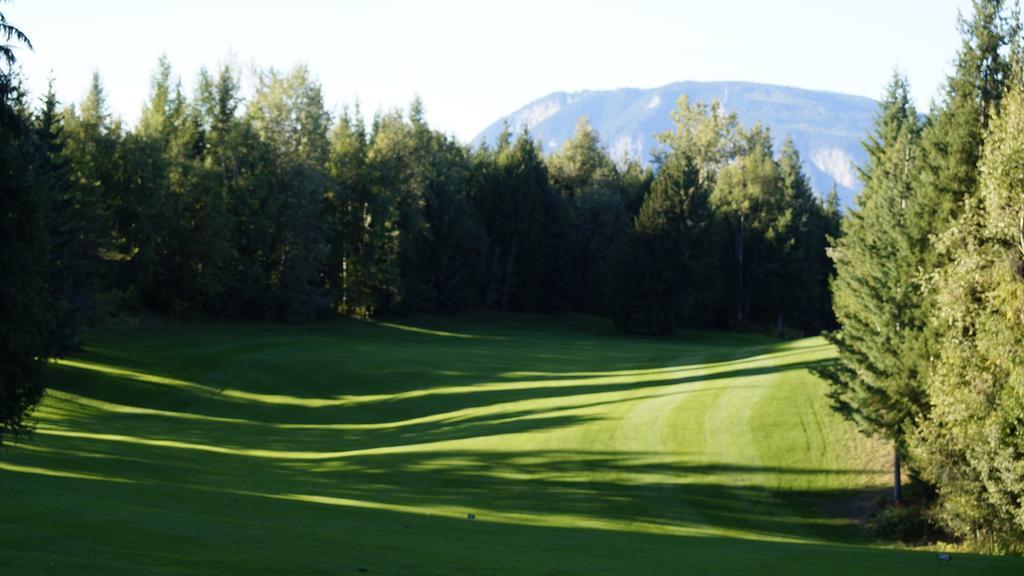 The Inn At The Ninth Hole Bed & Breakfast Salmon Arm Exterior photo