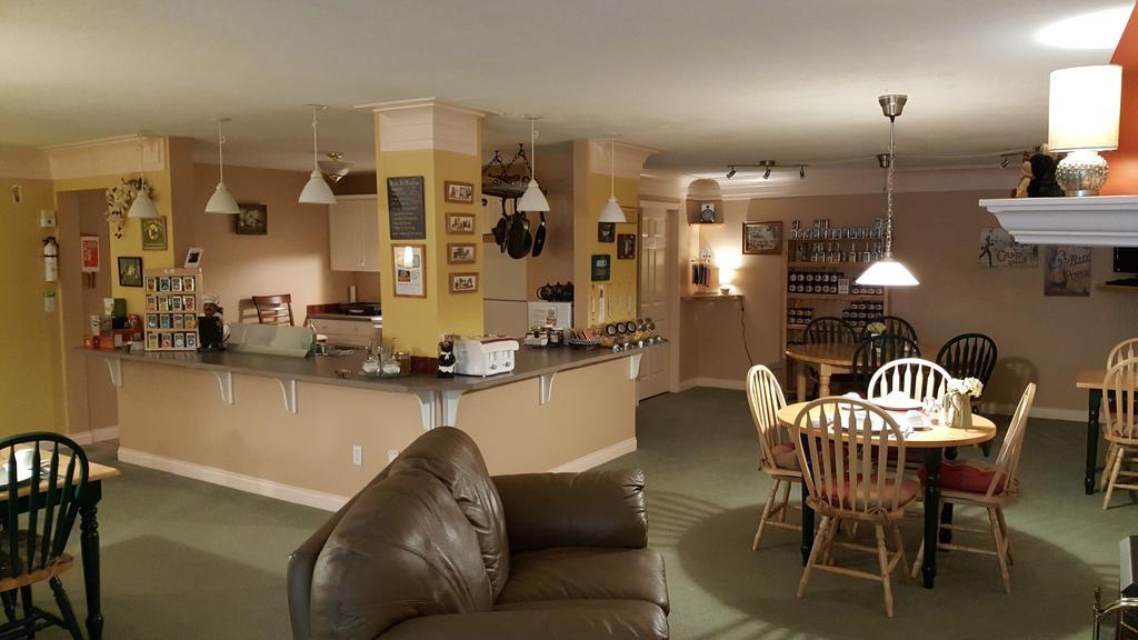 The Inn At The Ninth Hole Bed & Breakfast Salmon Arm Exterior photo