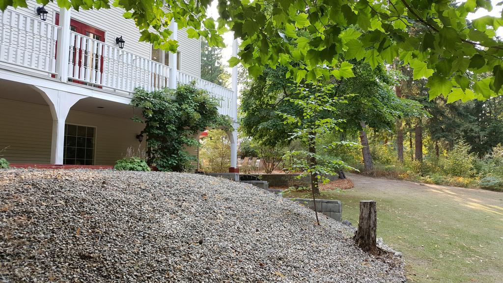 The Inn At The Ninth Hole Bed & Breakfast Salmon Arm Exterior photo