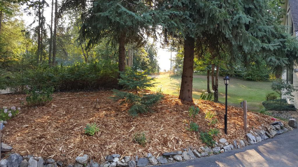 The Inn At The Ninth Hole Bed & Breakfast Salmon Arm Exterior photo