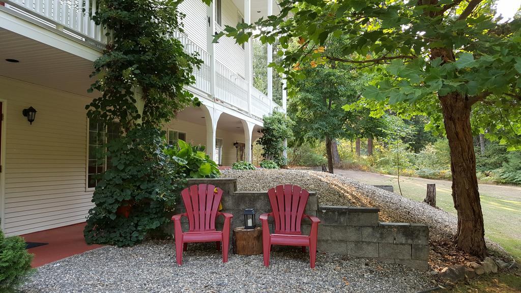 The Inn At The Ninth Hole Bed & Breakfast Salmon Arm Exterior photo