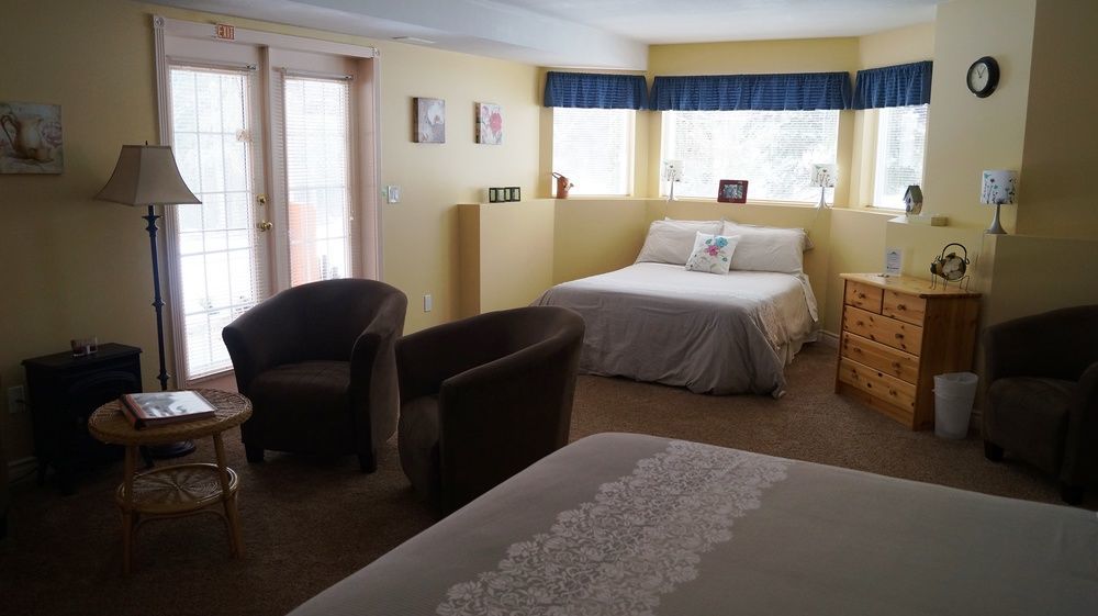 The Inn At The Ninth Hole Bed & Breakfast Salmon Arm Exterior photo