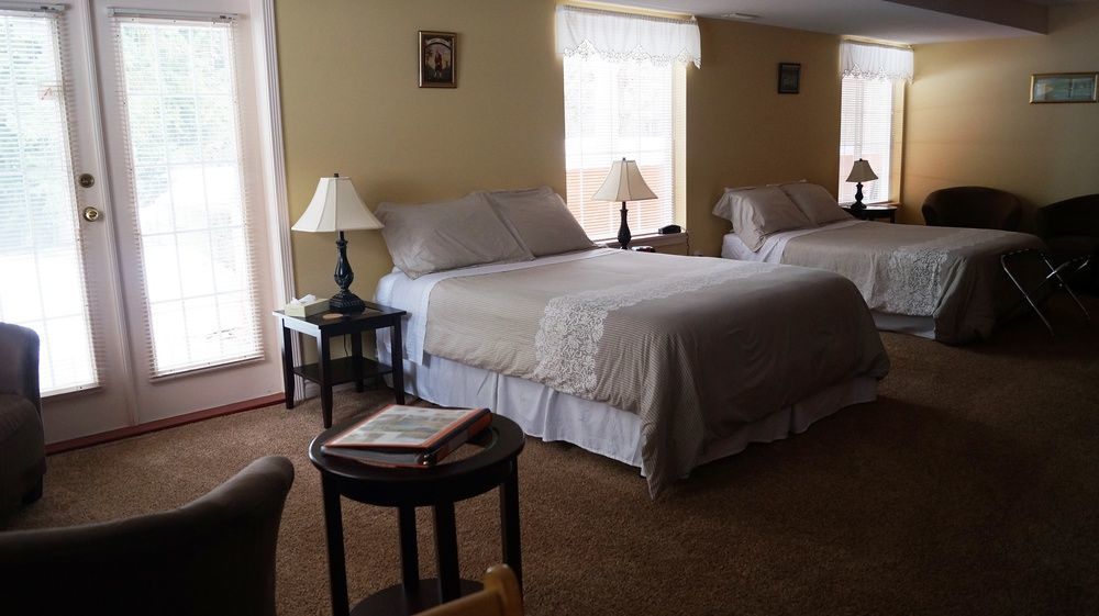The Inn At The Ninth Hole Bed & Breakfast Salmon Arm Exterior photo