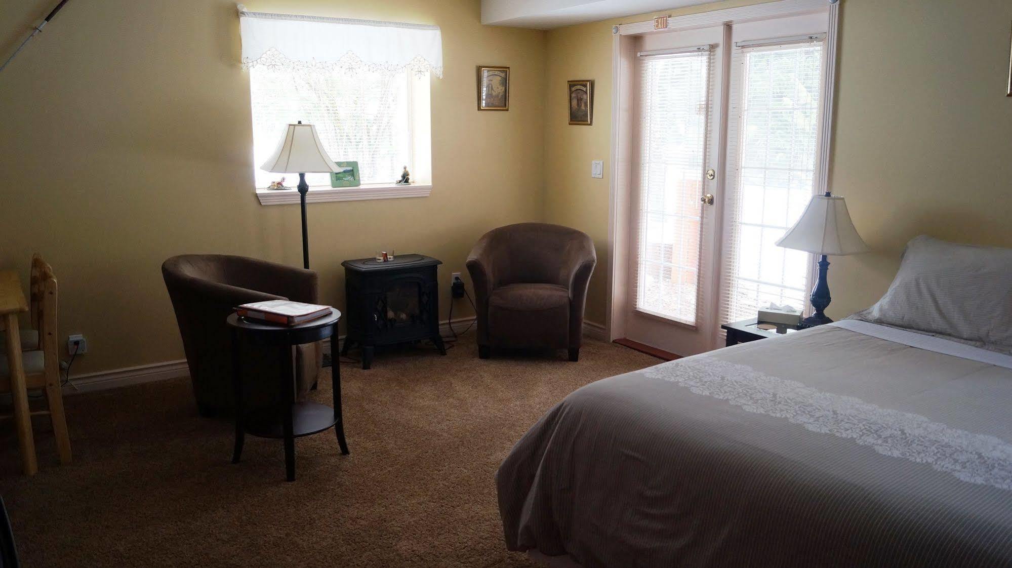 The Inn At The Ninth Hole Bed & Breakfast Salmon Arm Exterior photo