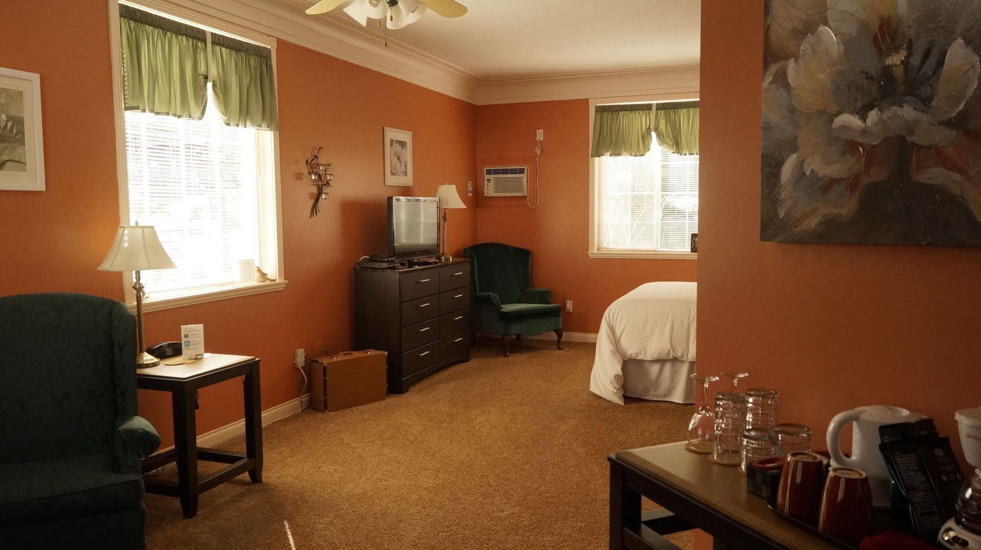 The Inn At The Ninth Hole Bed & Breakfast Salmon Arm Exterior photo