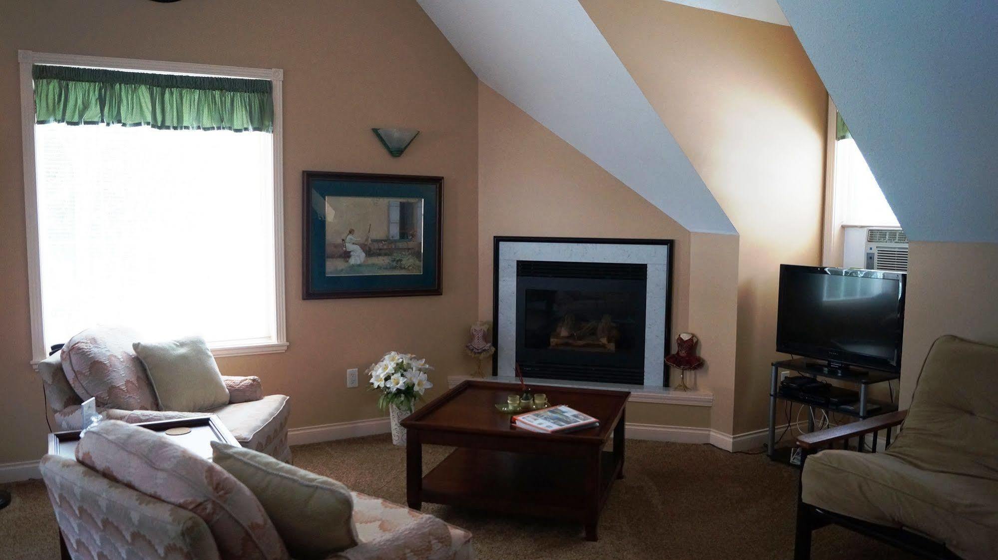 The Inn At The Ninth Hole Bed & Breakfast Salmon Arm Exterior photo