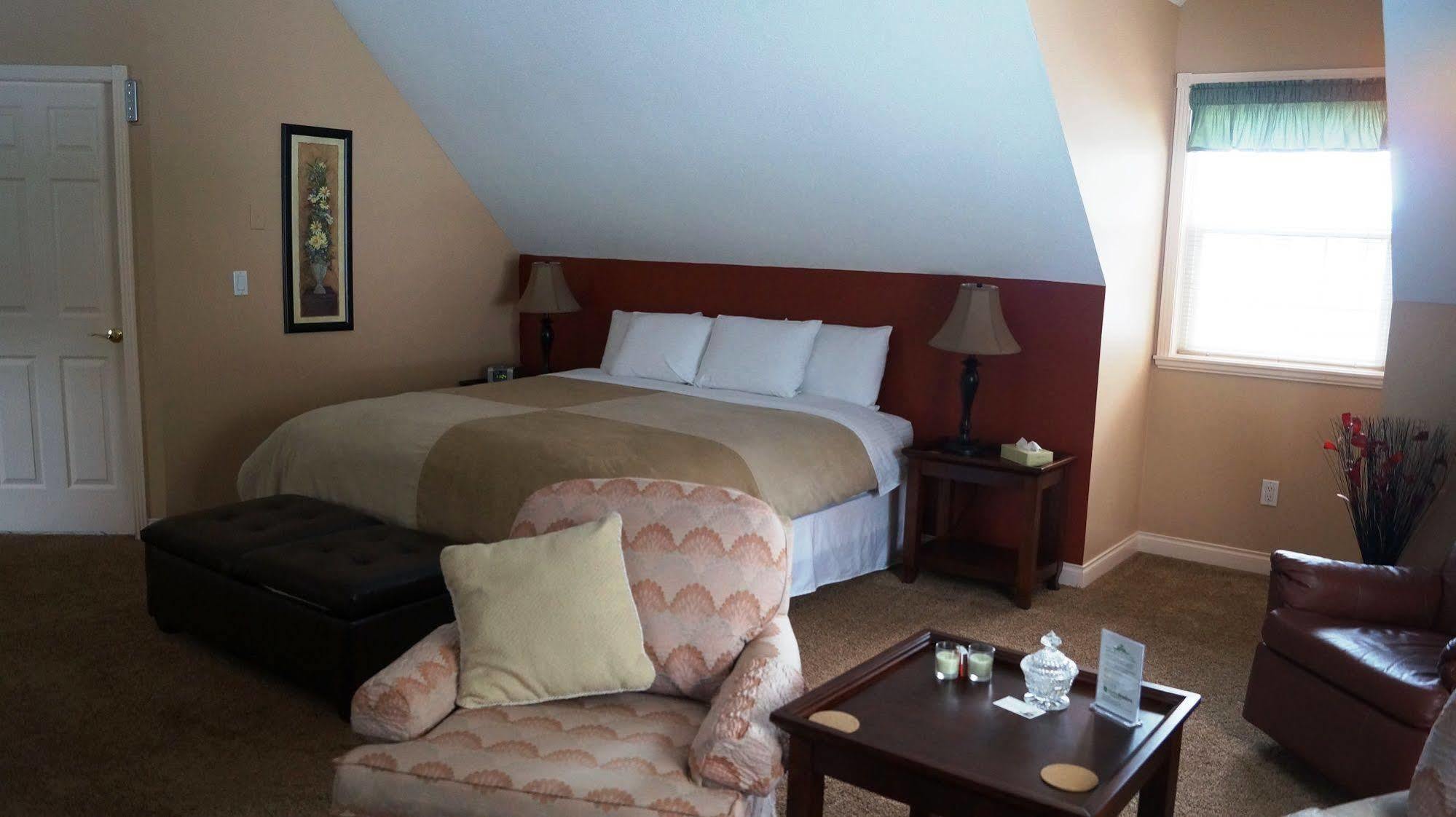 The Inn At The Ninth Hole Bed & Breakfast Salmon Arm Exterior photo