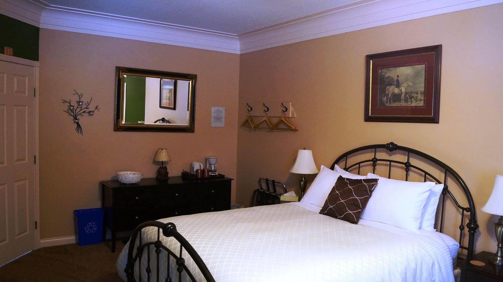 The Inn At The Ninth Hole Bed & Breakfast Salmon Arm Exterior photo