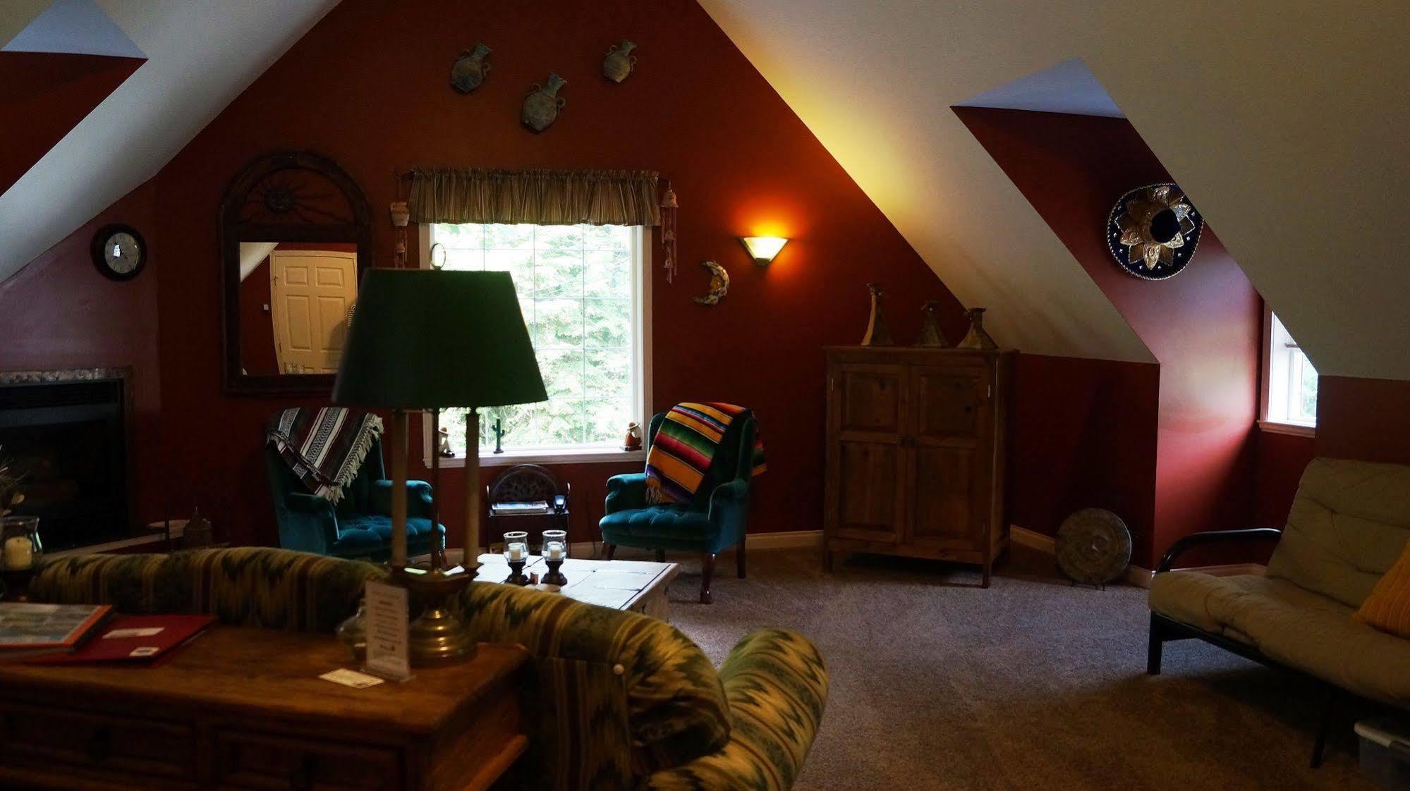 The Inn At The Ninth Hole Bed & Breakfast Salmon Arm Exterior photo