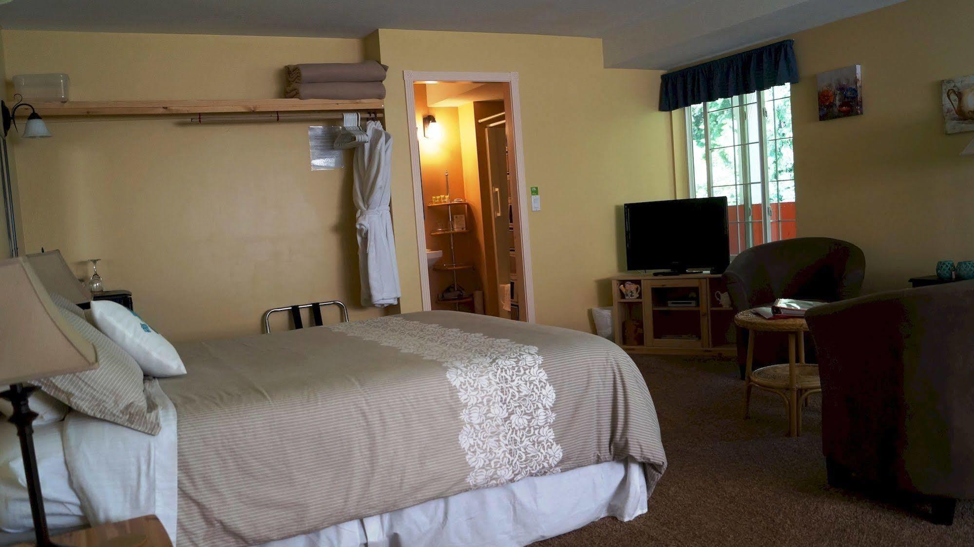 The Inn At The Ninth Hole Bed & Breakfast Salmon Arm Exterior photo