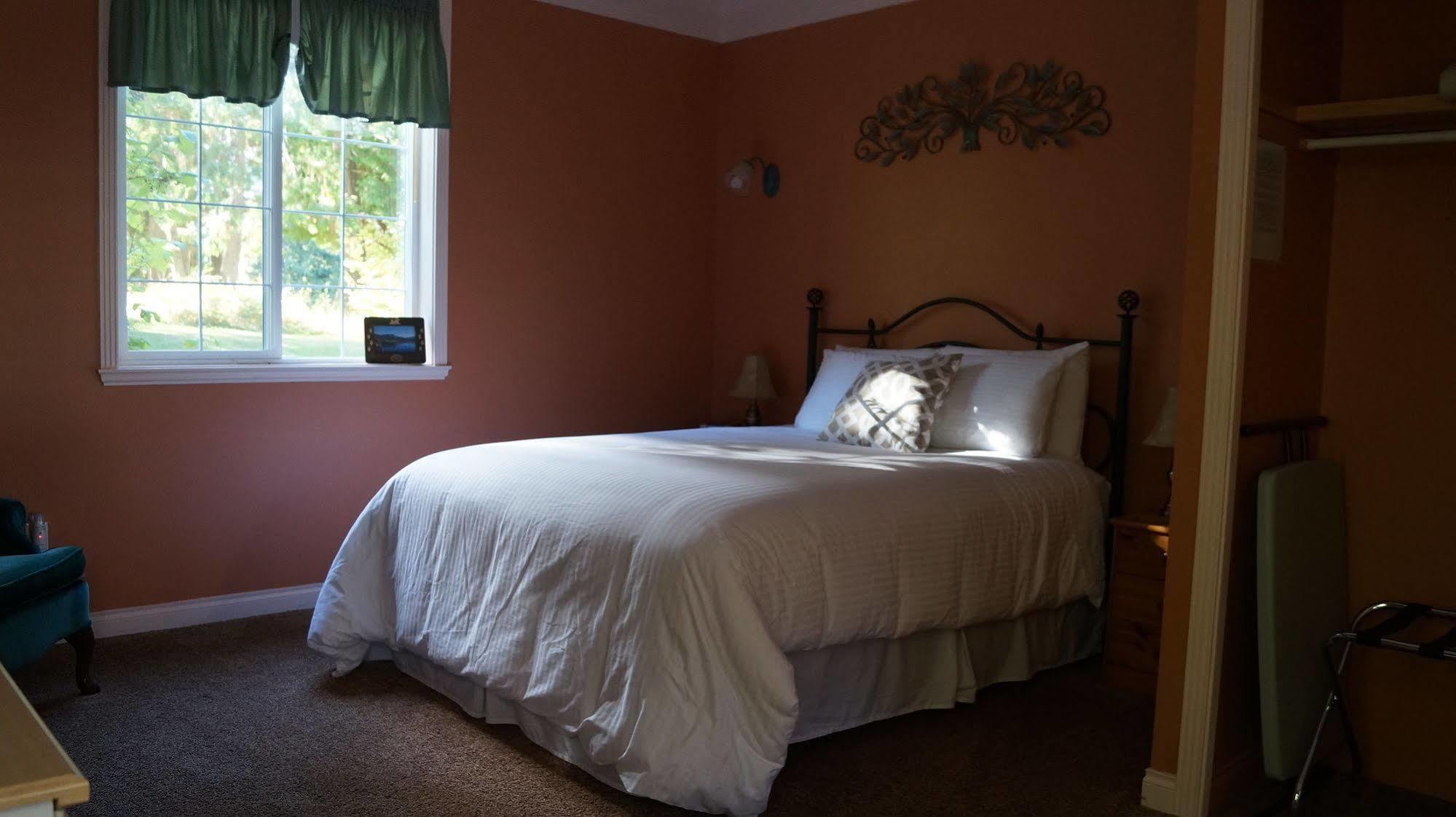 The Inn At The Ninth Hole Bed & Breakfast Salmon Arm Exterior photo