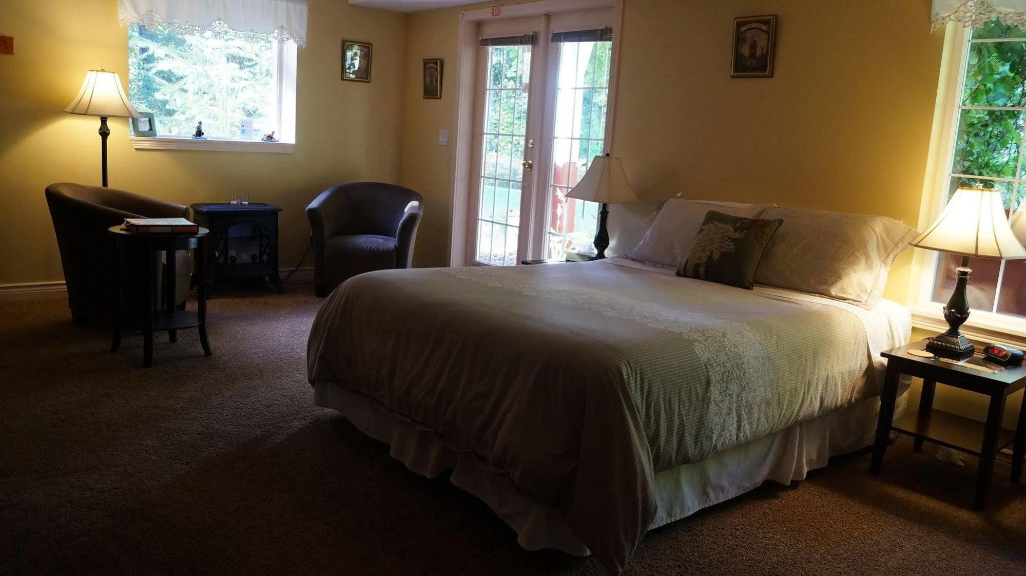 The Inn At The Ninth Hole Bed & Breakfast Salmon Arm Exterior photo