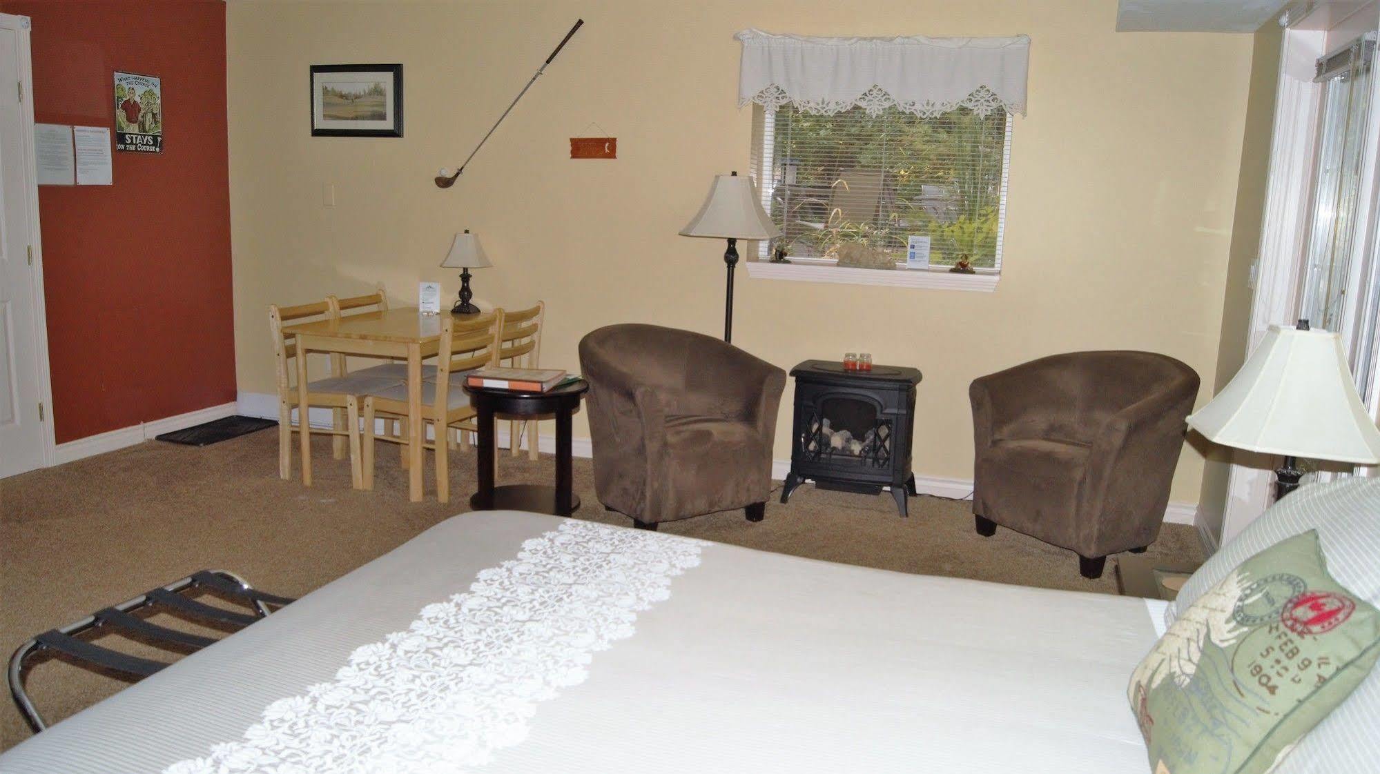 The Inn At The Ninth Hole Bed & Breakfast Salmon Arm Exterior photo