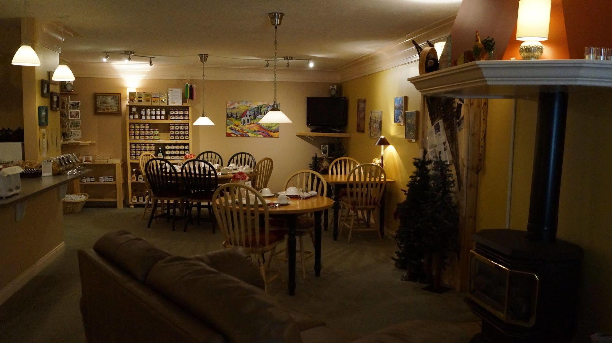 The Inn At The Ninth Hole Bed & Breakfast Salmon Arm Exterior photo